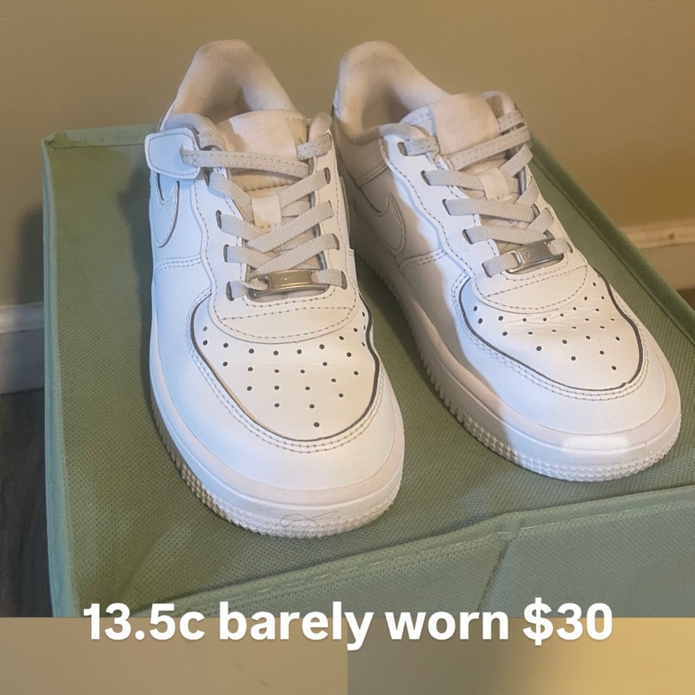 Nike Kids White Sneakers / Dunks / easy on